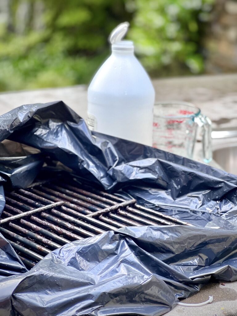 A Vinegar solution is a great way to clean grill! 